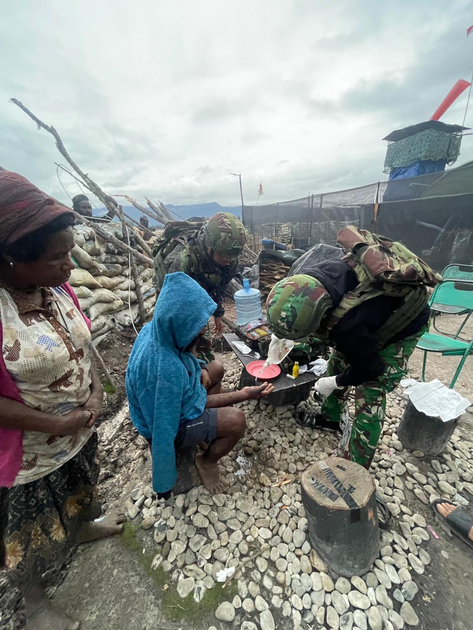 Hadir di Tengah Kesulitan Warga, Satgas Yonif 742/SWY Gelar Pelayanan Kesehatan di Kuyawage