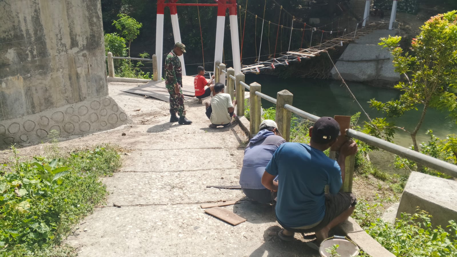 Pembangunan Jembatan Gantung Palindi Tembus 40 Persen, Babinsa Aktif Dampingi Warga