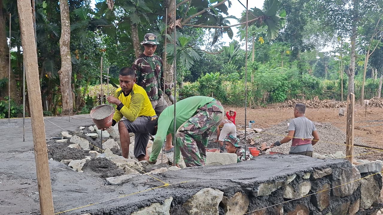 Wujud Kemanunggalan TNI dengan Rakyat, Babinsa Nowa Kawal Pembangunan Jembatan