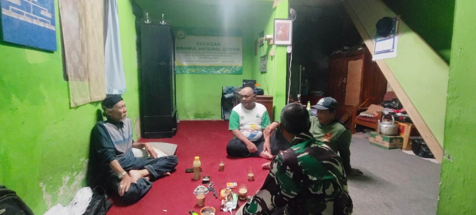 Sertu Sodikin, Babinsa Sriwedari Laksanakan Komsos dan Patroli Malam Bersama Warga