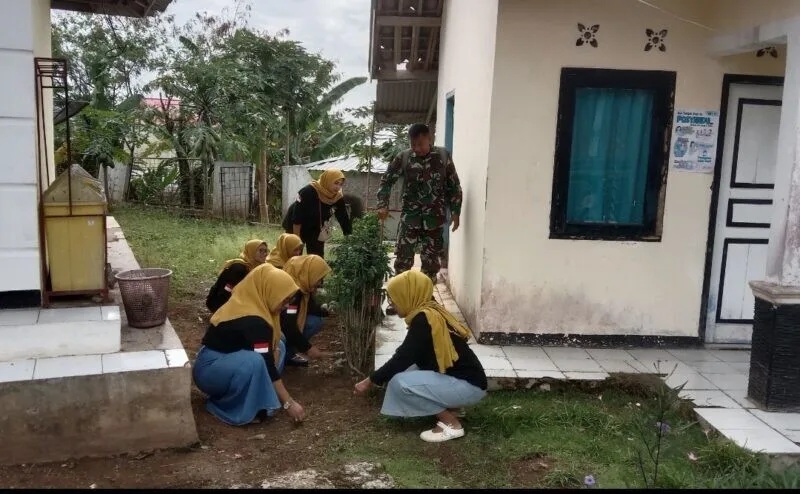 Babinsa Koramil 2211/Sagaranten Bersama Kader Posyandu Laksanakan Karyabakti Pembersihan Lingkungan