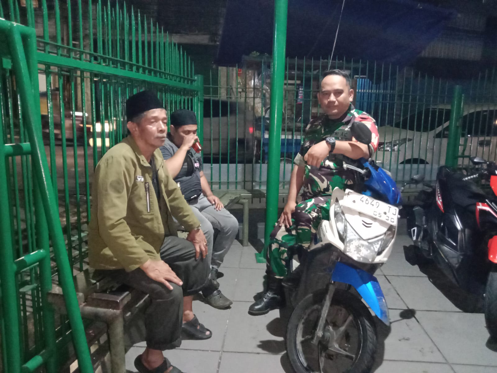 Babinsa Warudoyong Intensifkan Komsos dan Patroli Malam Bersama Warga