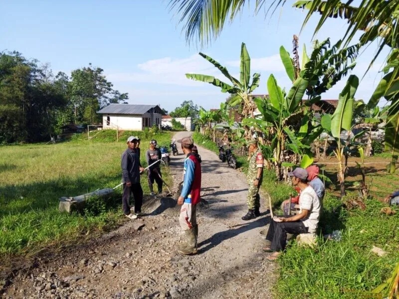 Babinsa Koramil 2204/Cikidang Laksanakan Bhakti Pembersihan Halaman KDKMP