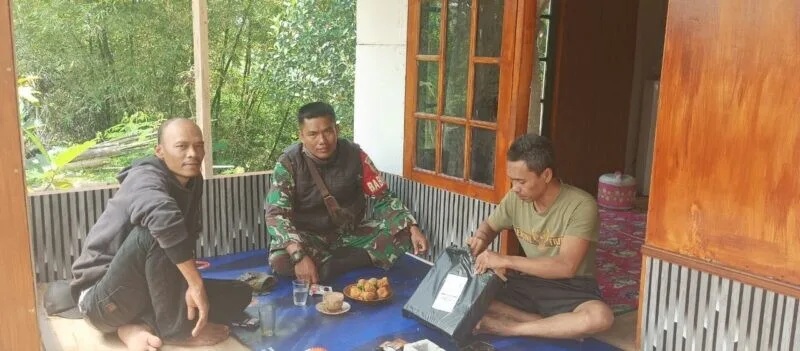 Babinsa Koramil 2208/Nyalindung Laksanakan Pendampingan Program PTSL Di Desa Neglasari