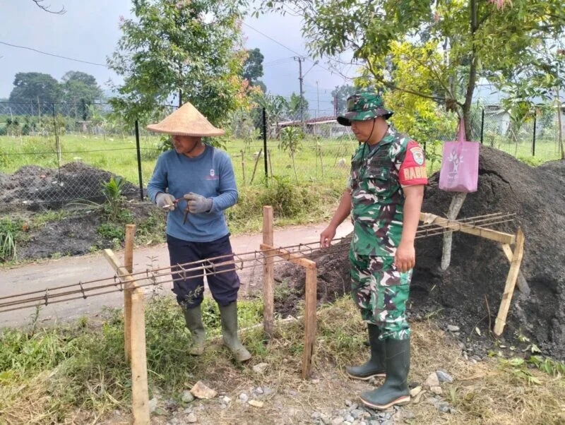 Babinsa Koramil 2206/Parakansalak Dampingi Pembangunan KDKMP di Desa Lebaksari