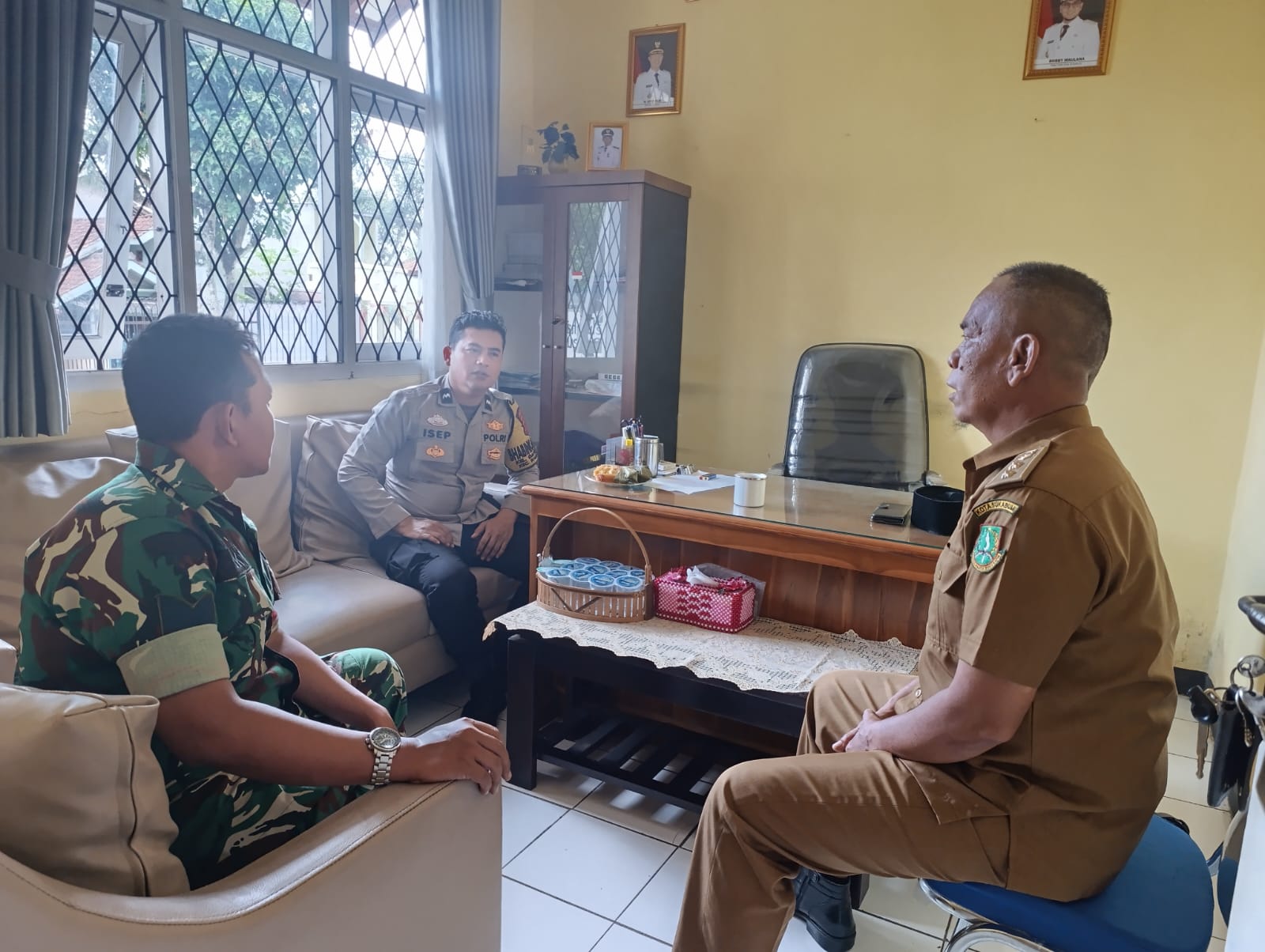 Sinergi Tiga Pilar, Babinsa Dayeuhluhur Gelar Komsos Bersama Aparatur Kelurahan