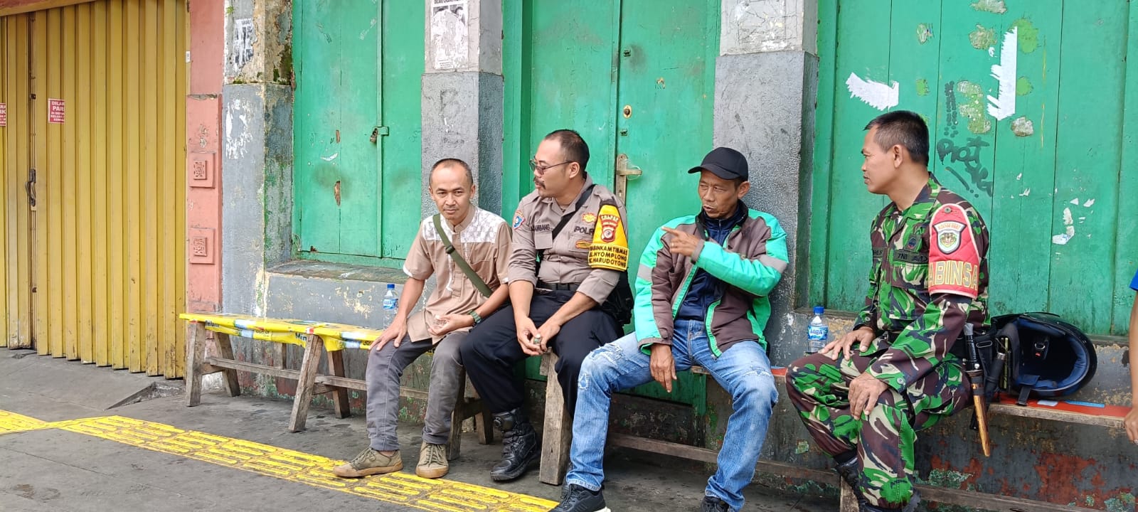 Babinsa Nyomplong Pererat Silaturahmi Lewat Komsos Bersama Warga