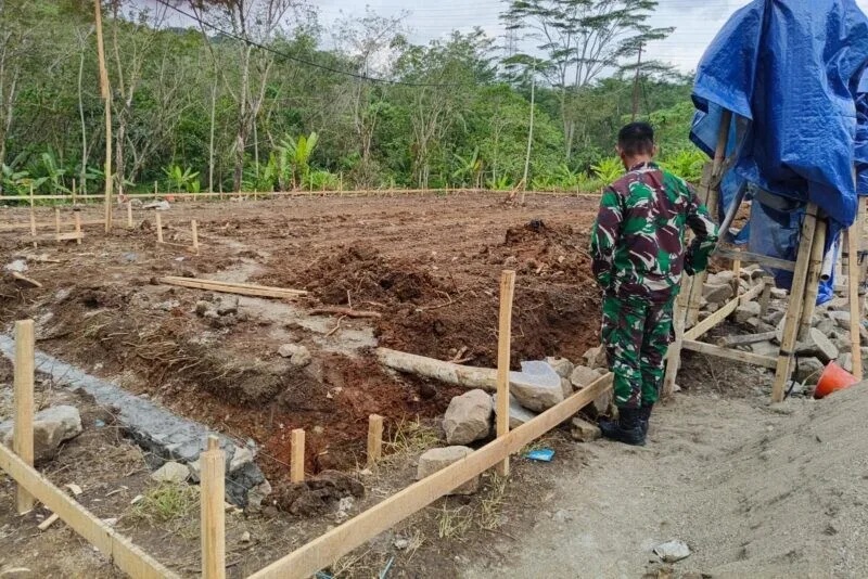 Babinsa Koramil 2202/Palabuhan ratu Laksanakan Pengecekan Pembangunan Koperasi di Desa Pasir Suren