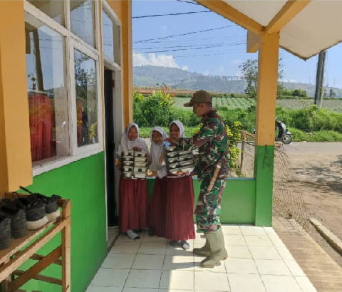 Babinsa Cihawuk Lakukan Pendampingan Dan Monitoring Program Makan Bergizi Gratis