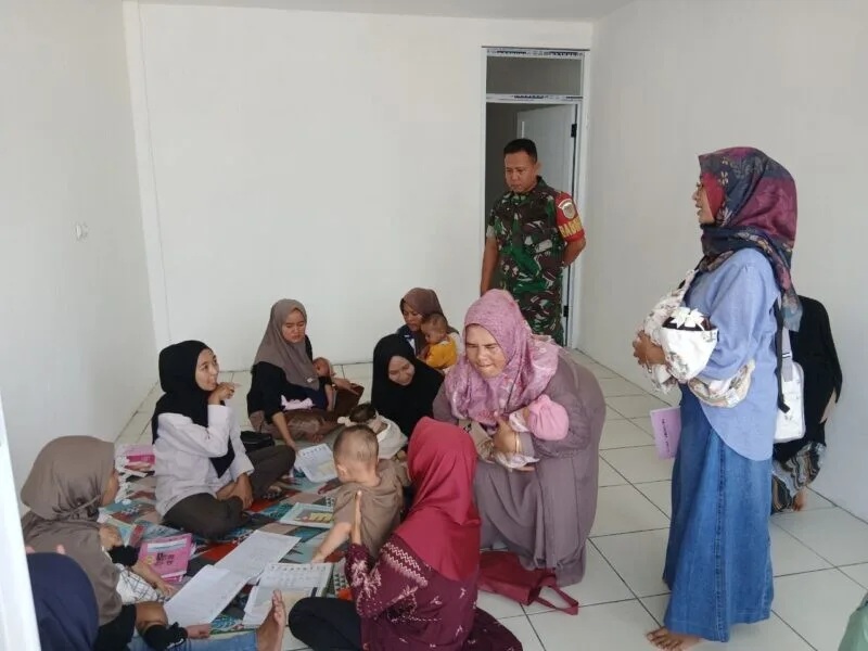 Babinsa Koramil 2205/Kalapanunggal Dampingi Kegiatan Posyandu Sejahtera di Desa Pulosari
