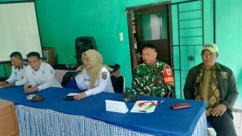 Babinsa Koramil 2208/Nyalindung Laksanakan Bakti Pembuatan Saluran Pembuangan Air untuk KDKMP di Desa Ciengang