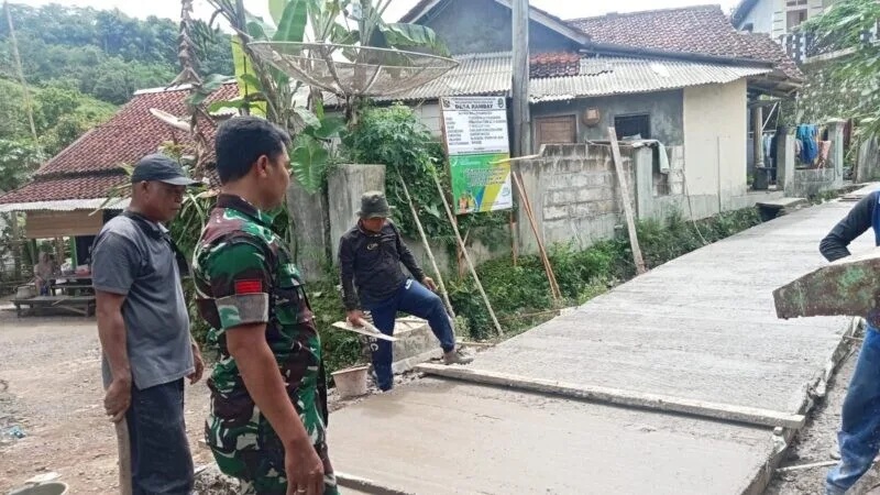 Babinsa Koramil 2212/Tegalbuleud Bersama Warga Laksanakan Karbak Perbaikan Jalan