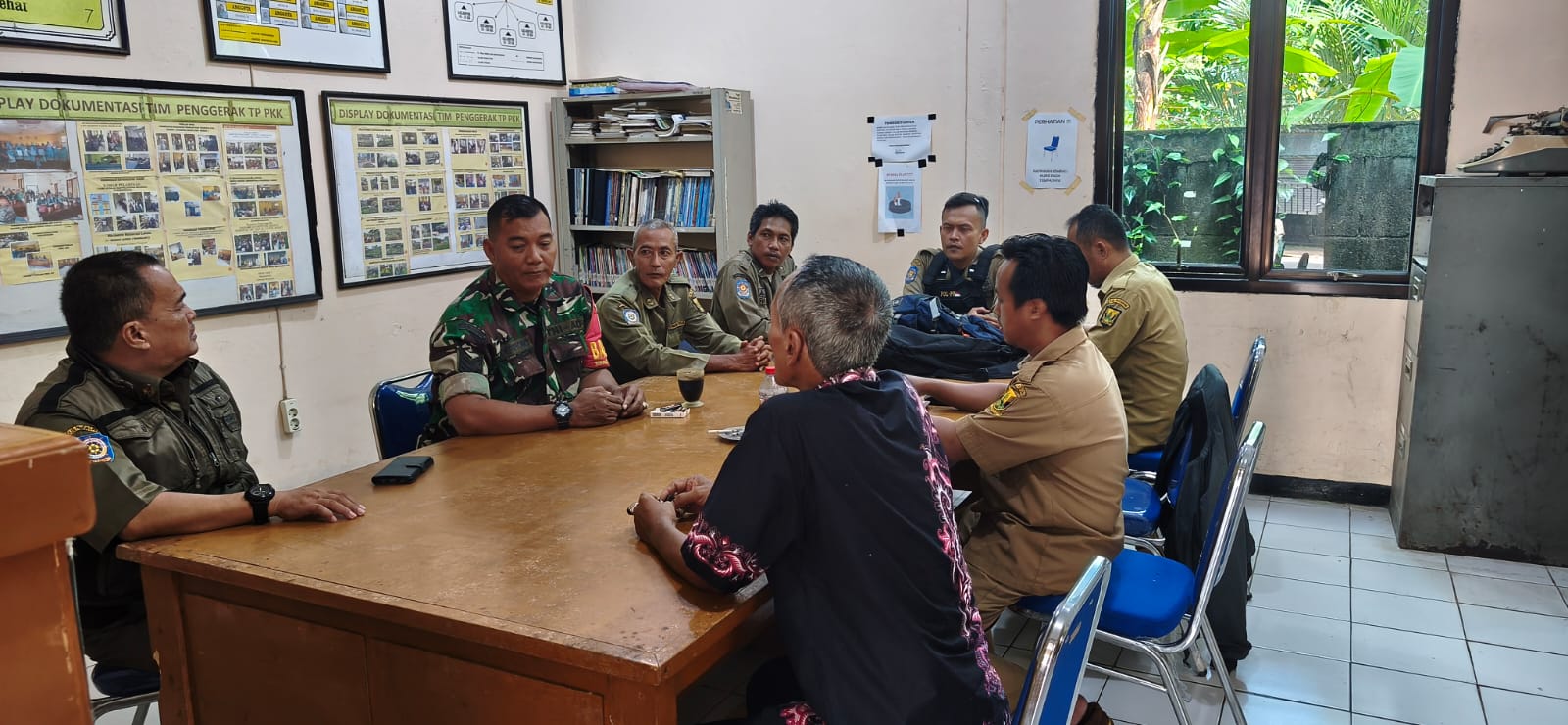 Babinsa Balekambang Perkuat Sinergi Bersama Kades dan Pol PP Demi Kondusifitas Desa