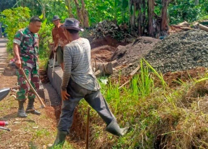Babinsa koramil 2206/Parakan Salak Laksanakan Karya Bakti bersama Warga
