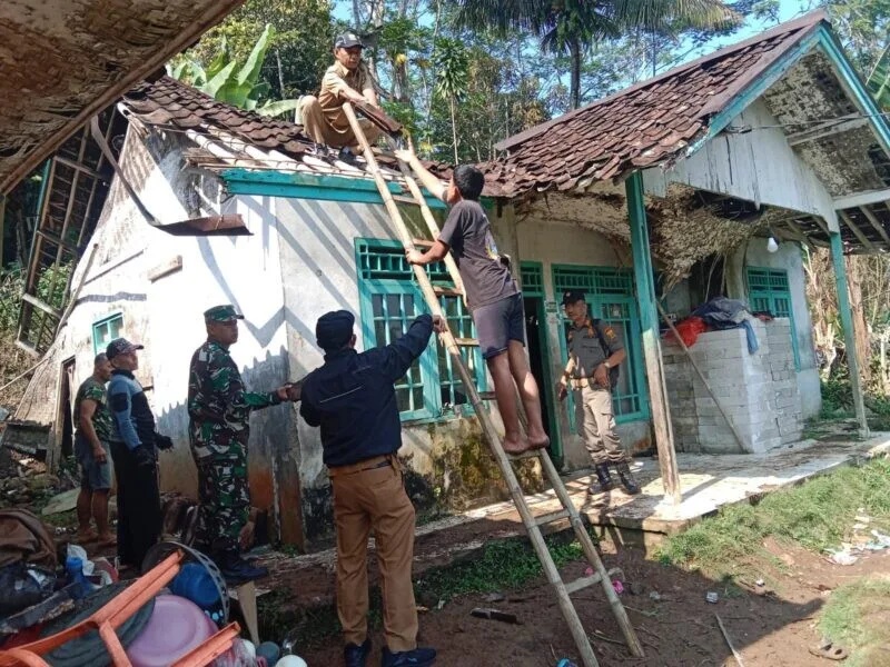Babinsa Koramil 2208/Nyalindung Bantu Warga Terdampak Hujan Ekstrem di Desa Cijurey