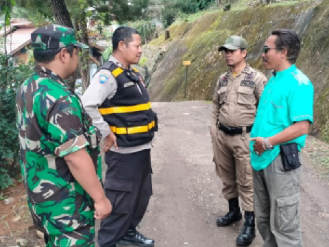Rawan Longsor dan Banjir, Babinsa Cisondari Gerakkan Kewaspadaan Lewat Komsos