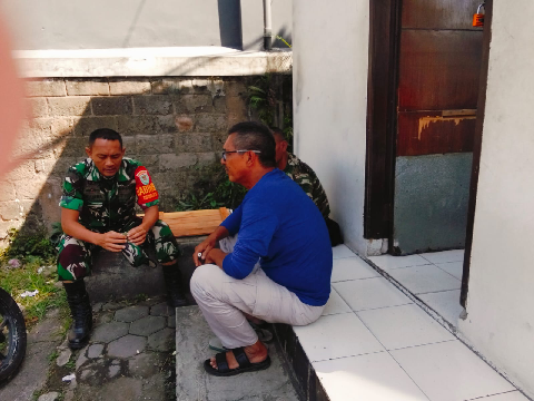 Pererat Silaturahmi, Babinsa Cangkuang Wetan Lakukan Komsos Dan Sosialisasi Kepada Warga