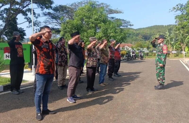 Babinsa Koramil 2209/Lengkong Berikan Pembekalan PBB kepada Anggota Ormas