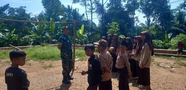 Babinsa Koramil 2210/Pabuaran Laksanakan Wawasan Kebangsaan Di SDN Pasir Kopeah