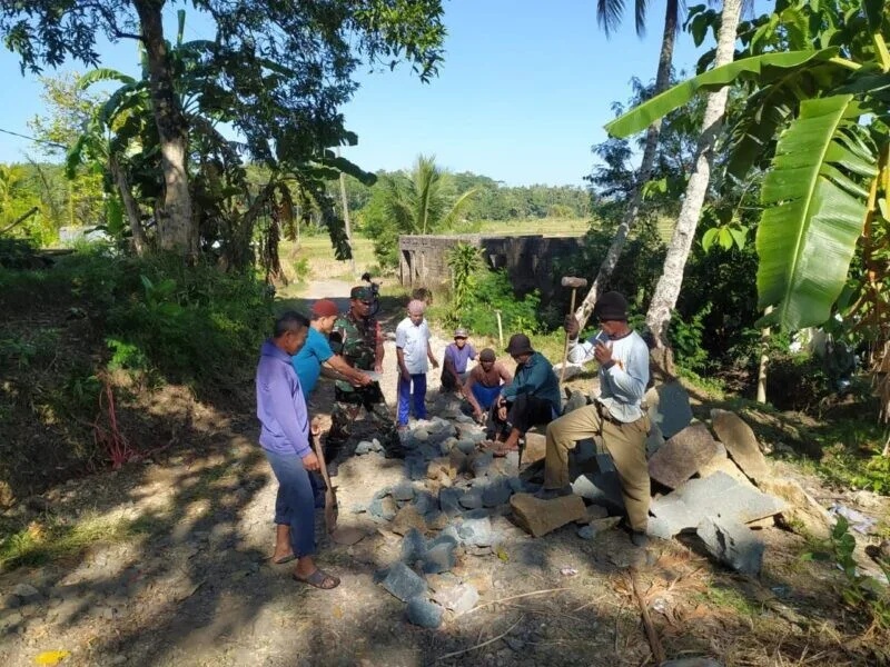 Babinsa Koramil 2212/Tegalbuleud Bersama Warga Laksanakan Karbak Perbaikan Jalan di Kampung Cilampahan