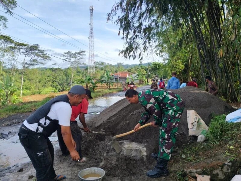 Bakti Bersama Warga, Babinsa Koramil 2213/Jampangkulon Pererat Kebersamaan di Wilayah Binaan