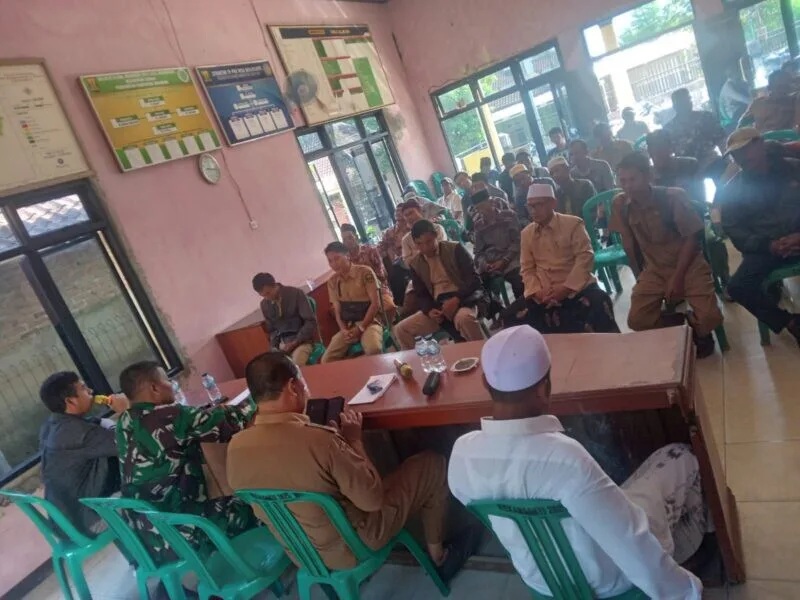 Sosialisasi Pembangunan KDKMP, Babinsa Mekarsakti Koramil 2215/Ciemas Hadir Dukung Program Desa