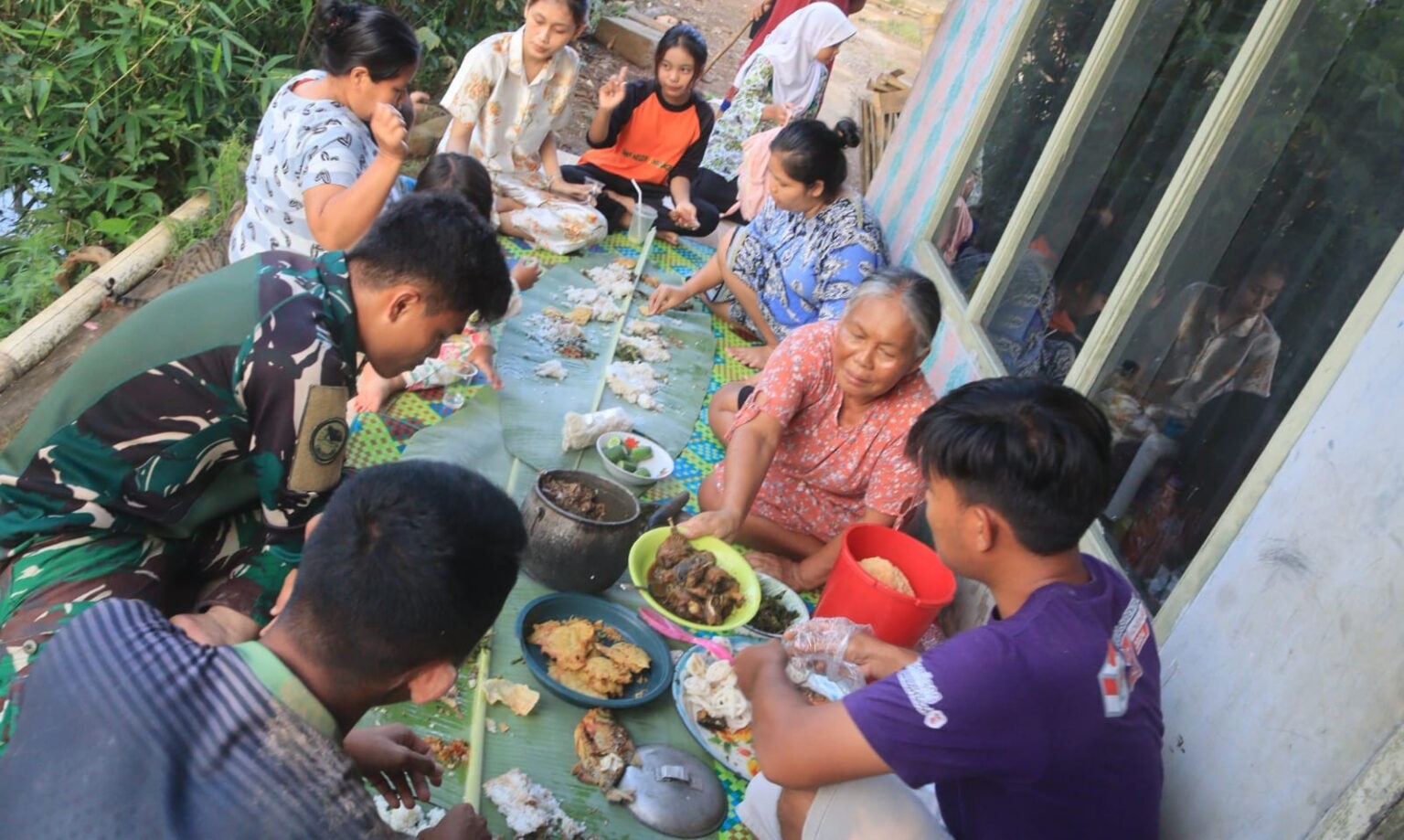 Eratkan Kemanunggalan TNI–Rakyat, Satgas TMMD ke-128 Kodim 0611/Garut Personil Yon Arhanud 3 Gelar Makan Bersama Warga