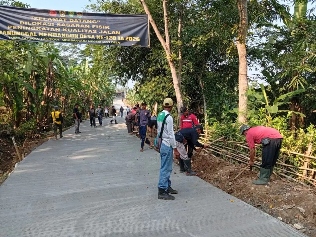 Gotong Royong TNI dan Warga Sukses Rampungkan Jalan Rabat Beton di Sukajadi