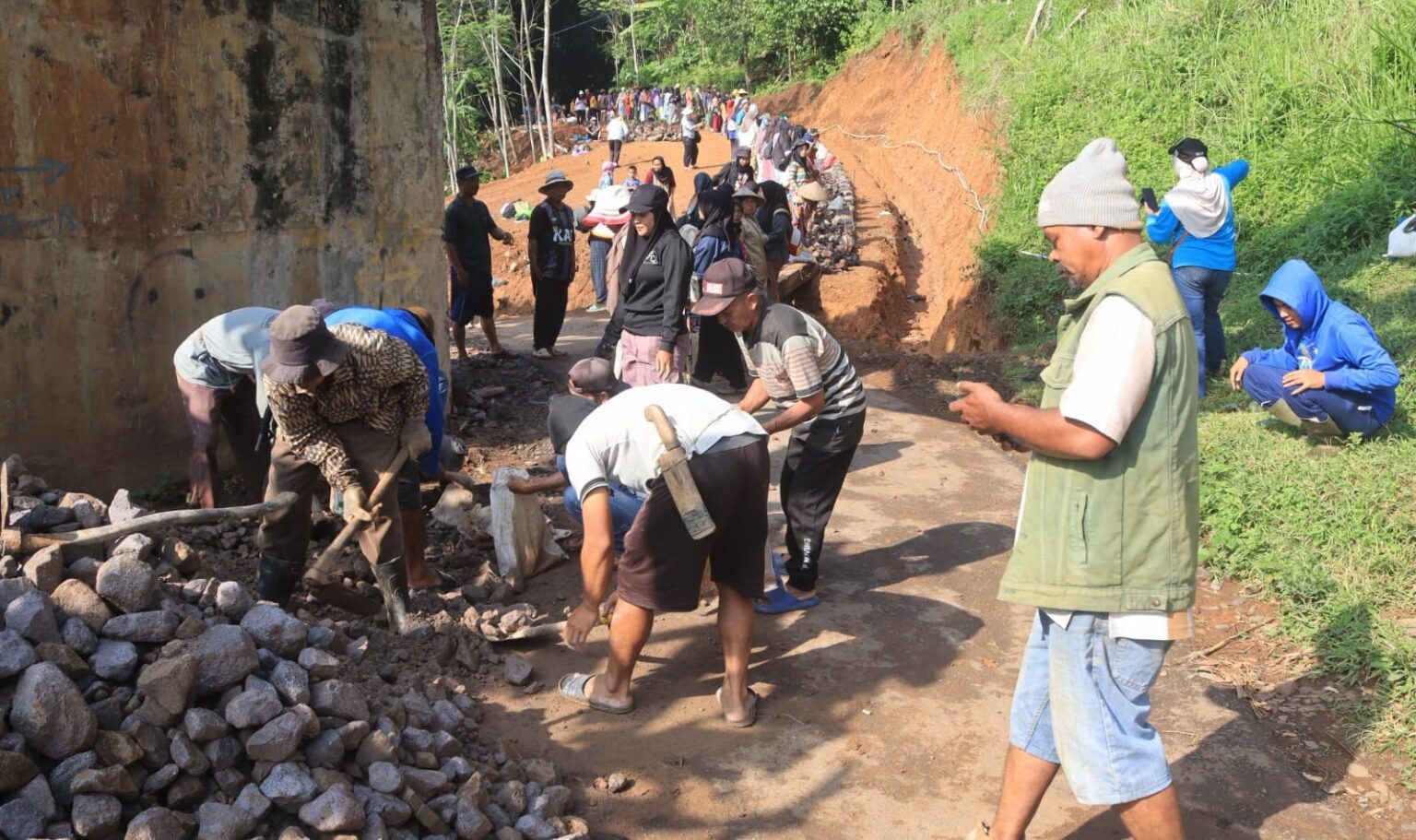 Warga Kampung Cibangkerong Bergerak Bersama, Didin Pimpin Gotong Royong Pembangunan di TMMD ke-128 Kodim 0611/Garut