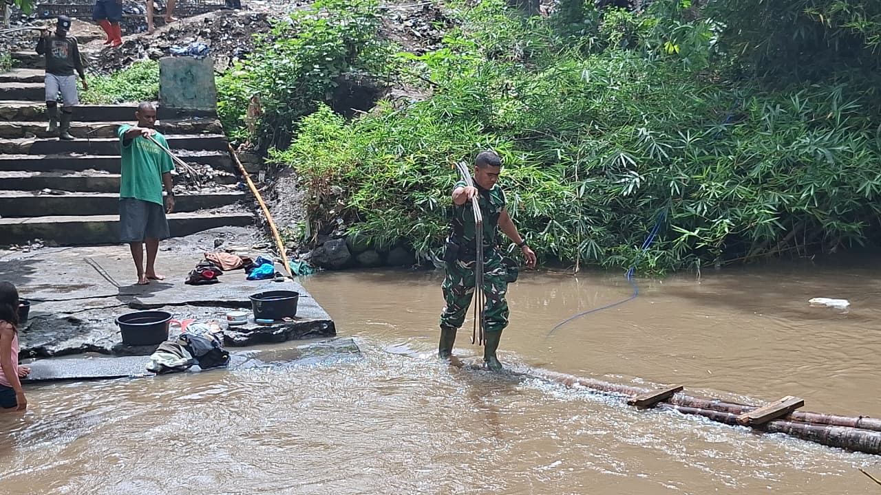 Babinsa dan Warga Desa Nowa Gotong Royong Angkut Material, Pembangunan Jembatan Perintis Garuda Terus Dikebut