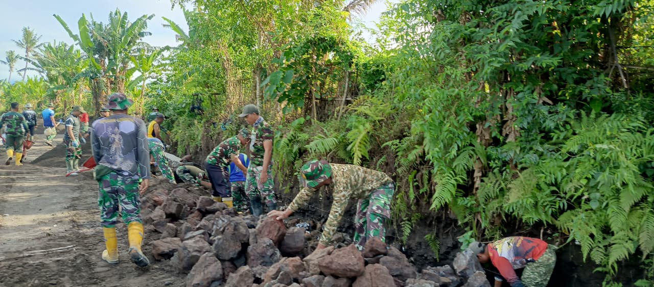 Satgas TMMD Ke-128 dan Warga Desa Paoq Lombok Kompak Rampungkan Talud Irigasi
