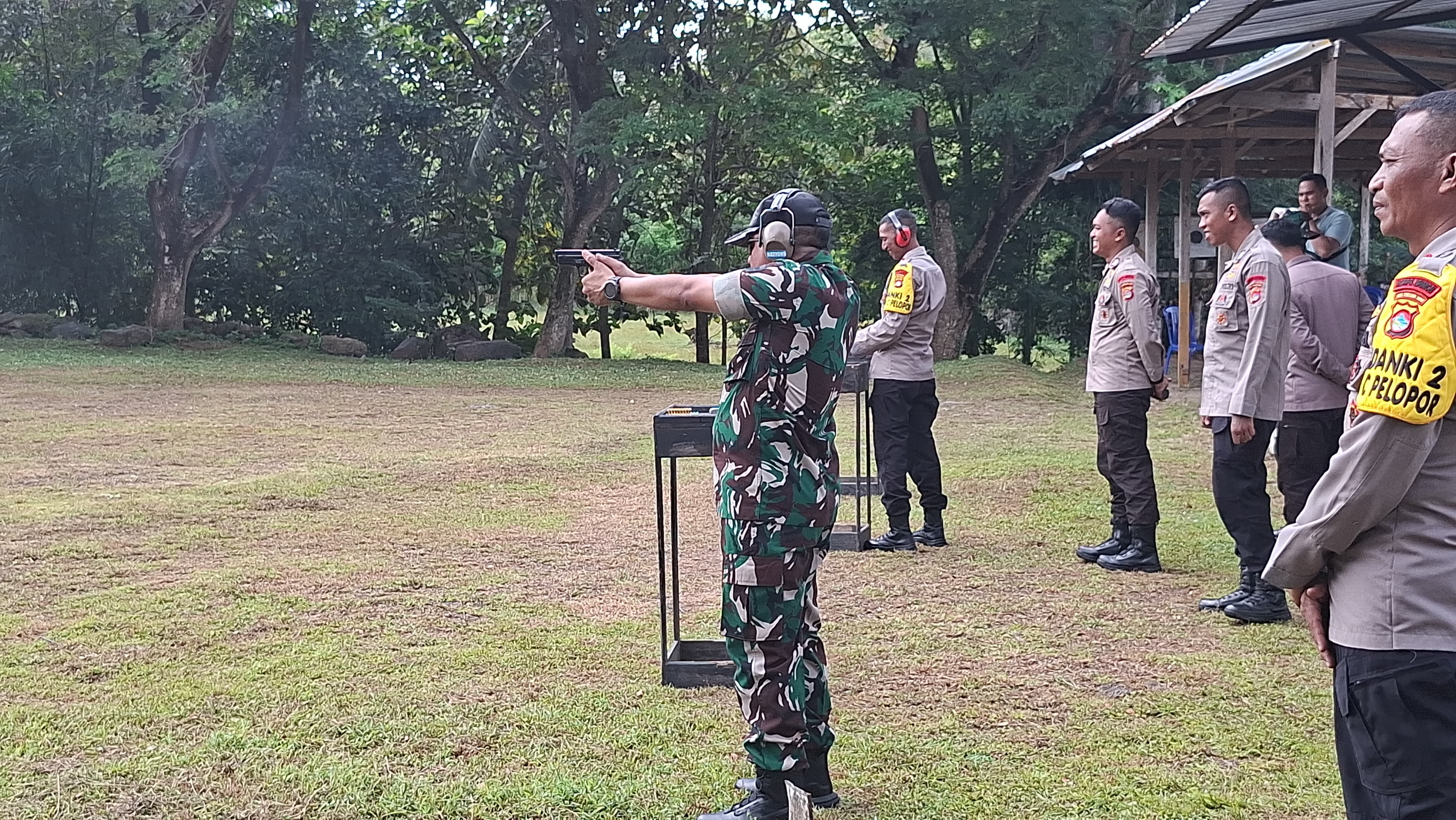 Tingkatkan Soliditas TNI-Polri, Dandim 1614/Dompu Gelar Latihan Menembak Bersama Brimob