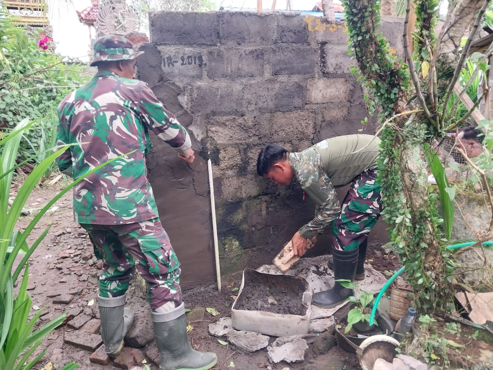 Tingkatkan Kesejahteraan Dan Kesehatan Masyarakat, Kodim Klungkung Rehab Jamban Warga Melalui Program Karya Bakti Satkowil