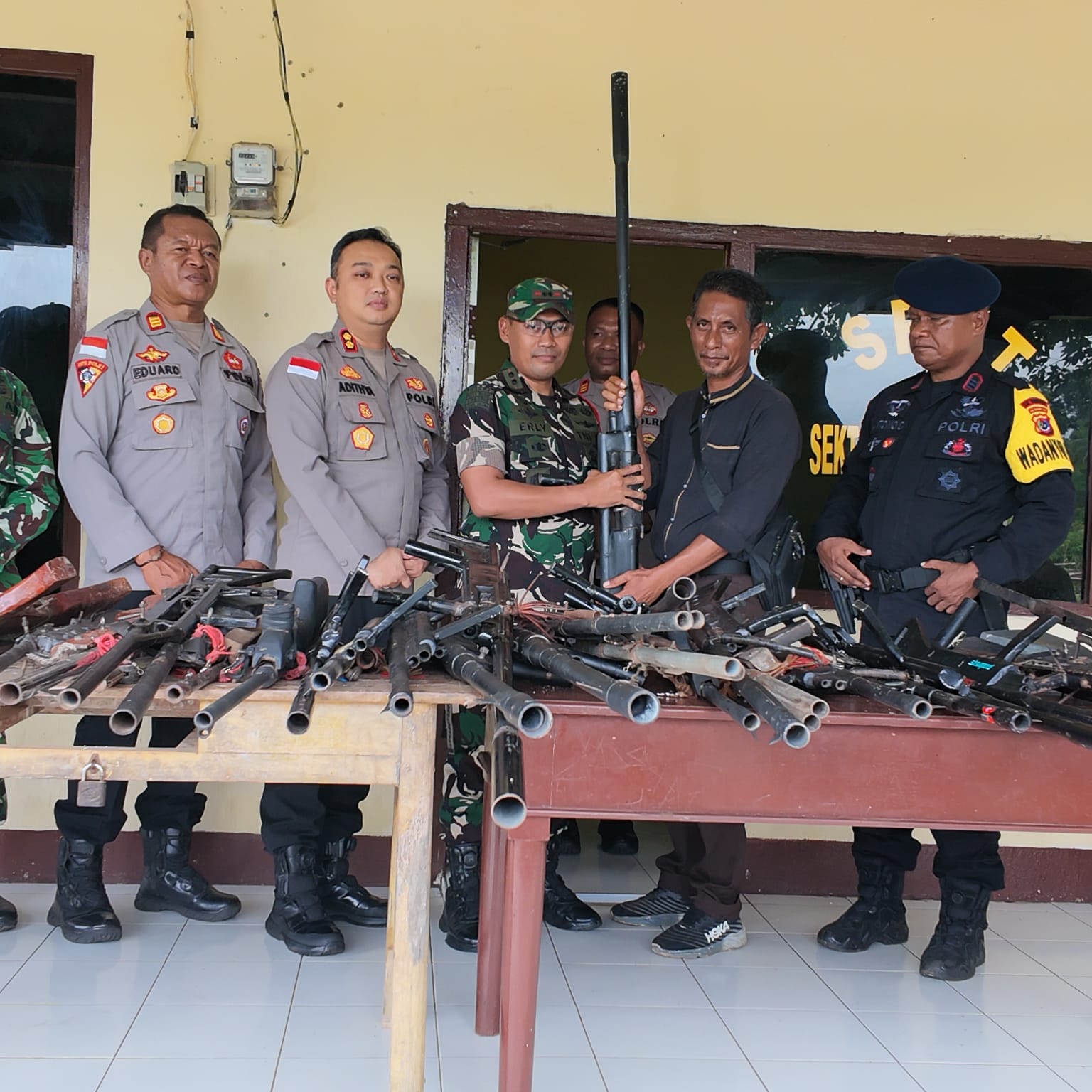 wujudkan sinergitas kawal perdamaian, dandim flores timur saksikan penyerahan senpira pasca-konflik di adonara timur