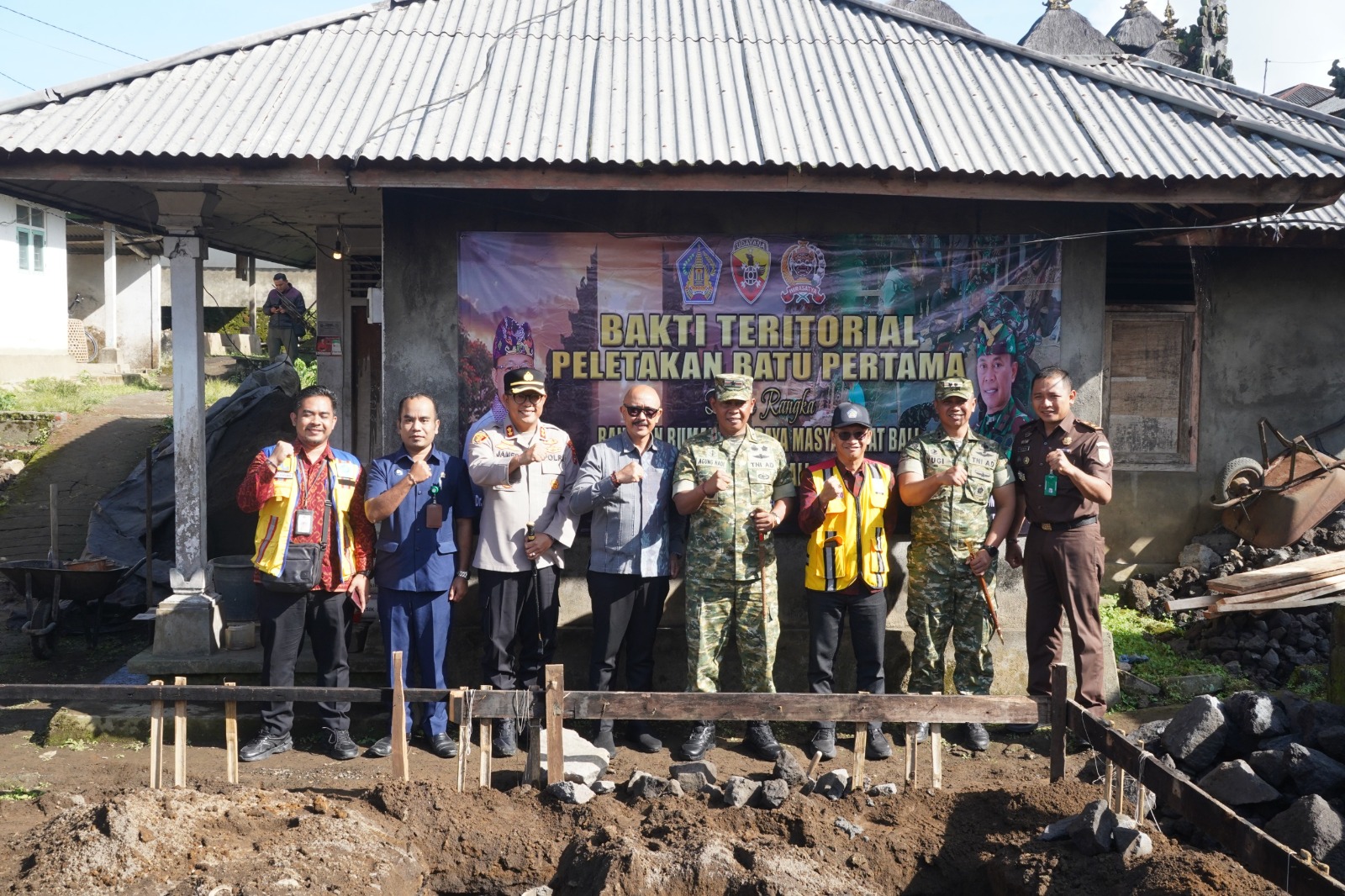Peletakan Batu Pertama RTLH, Danrem 163/WSa Tegaskan Kemanunggalan TNI-Rakyat