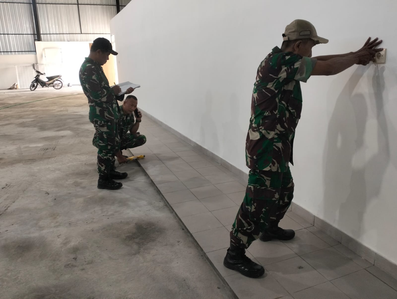 Babinsa Panji Anom Dampingi Tim Zibang Cek Bangunan KDKMP