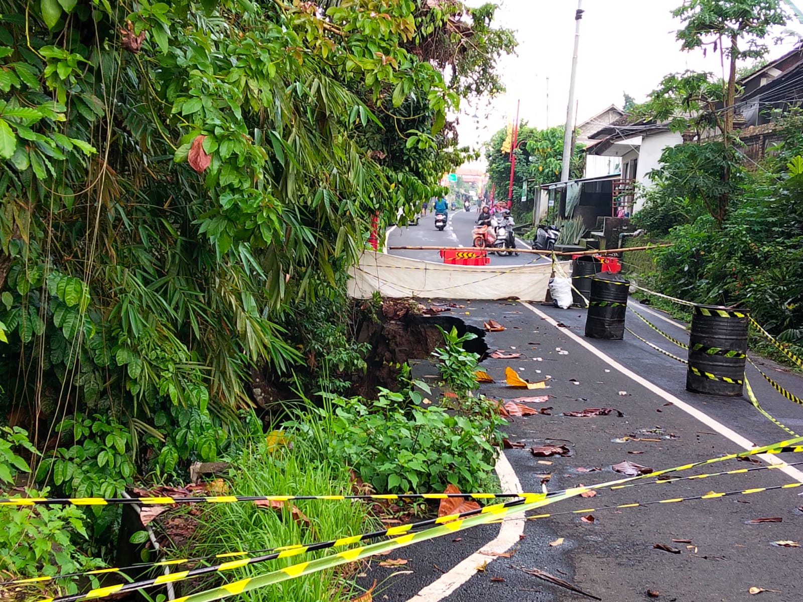 Diguyur Hujan Deras, Babinsa Bersama Aparat Tutup Akses Jembatan Jebol di Bakbakan