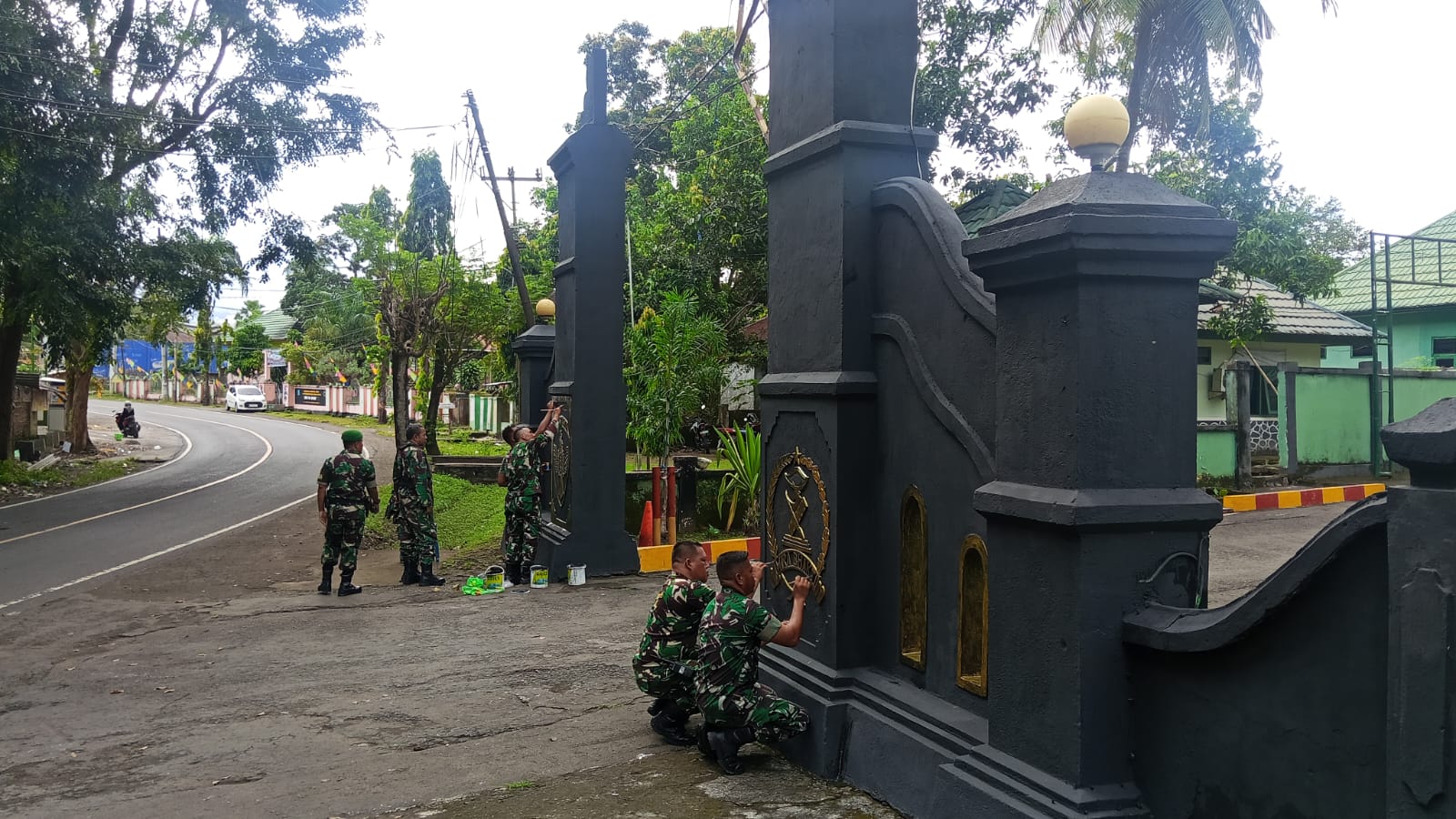 Tingkatkan Kesiapan dan Kerapian, Makodim 1614/Dompu Laksanakan Penataan Gapura dan Pangkalan