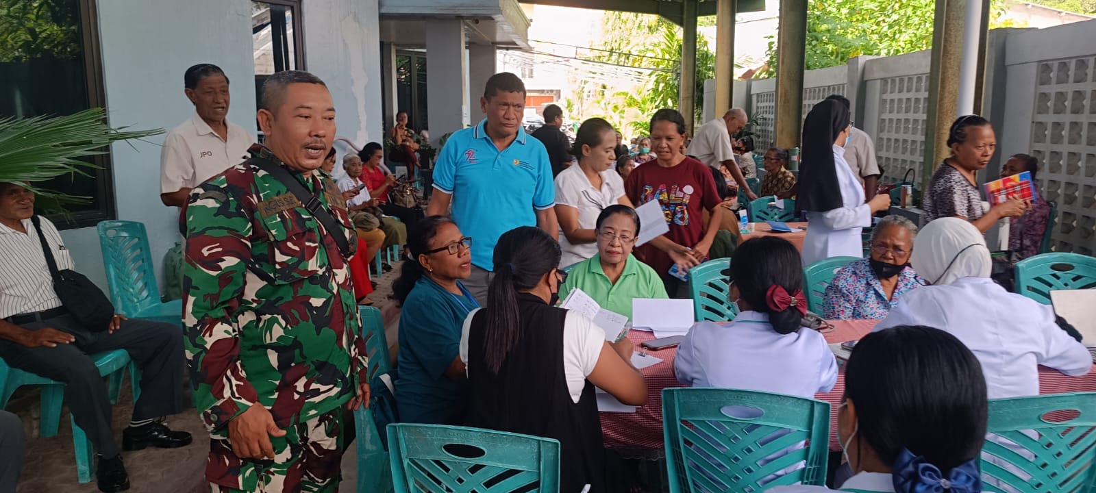 Babinsa Dampingi Pemeriksaan Portable X-Ray Warga Oebobo