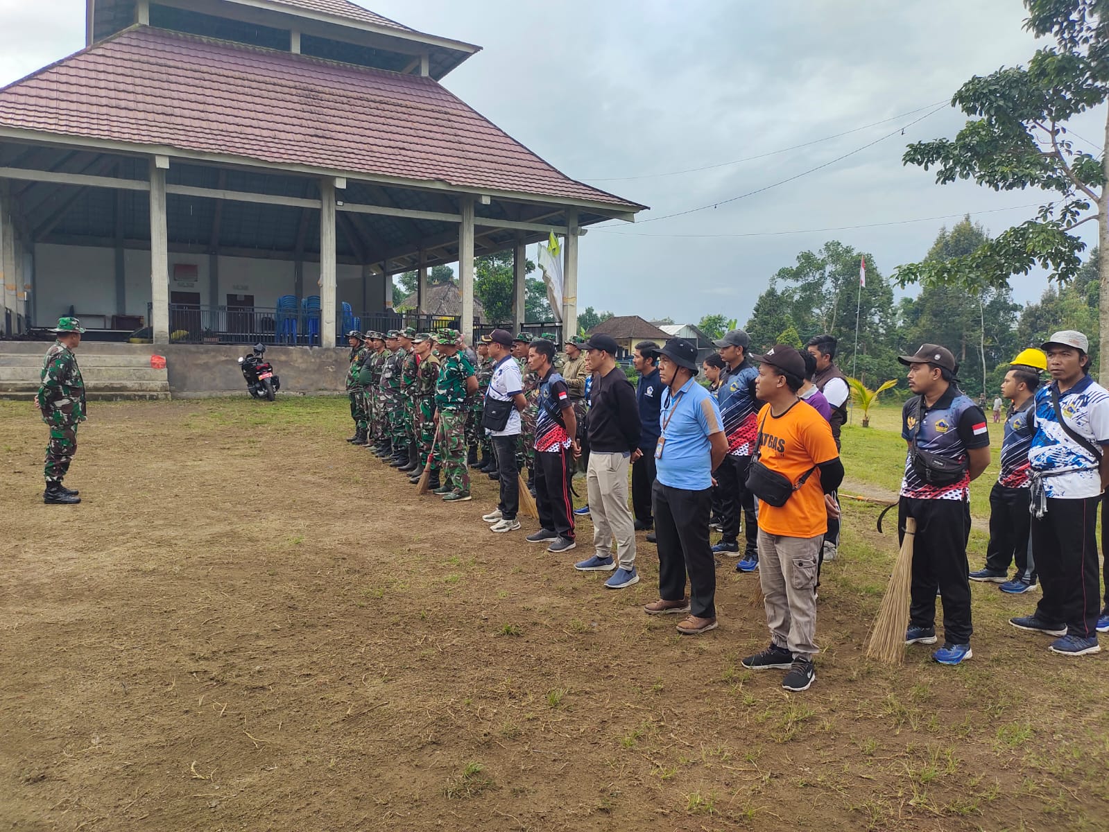 Jelang Penutupan TMMD Ke-128, Satgas Kodim 1623/Karangasem dan Warga Bersihkan Lapangan Desa Adat Alasngandang