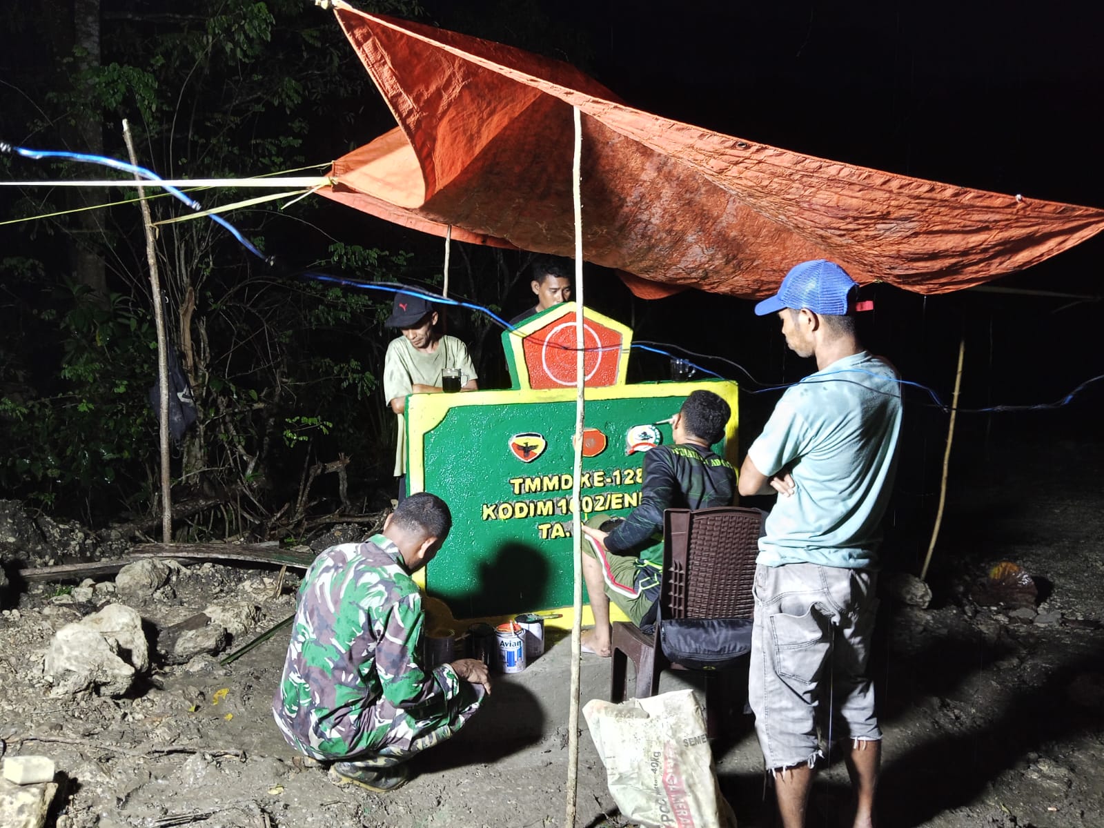Satgas TMMD dan Warga Fataatu Timur Bangun Gapura Hingga Pagi Hari