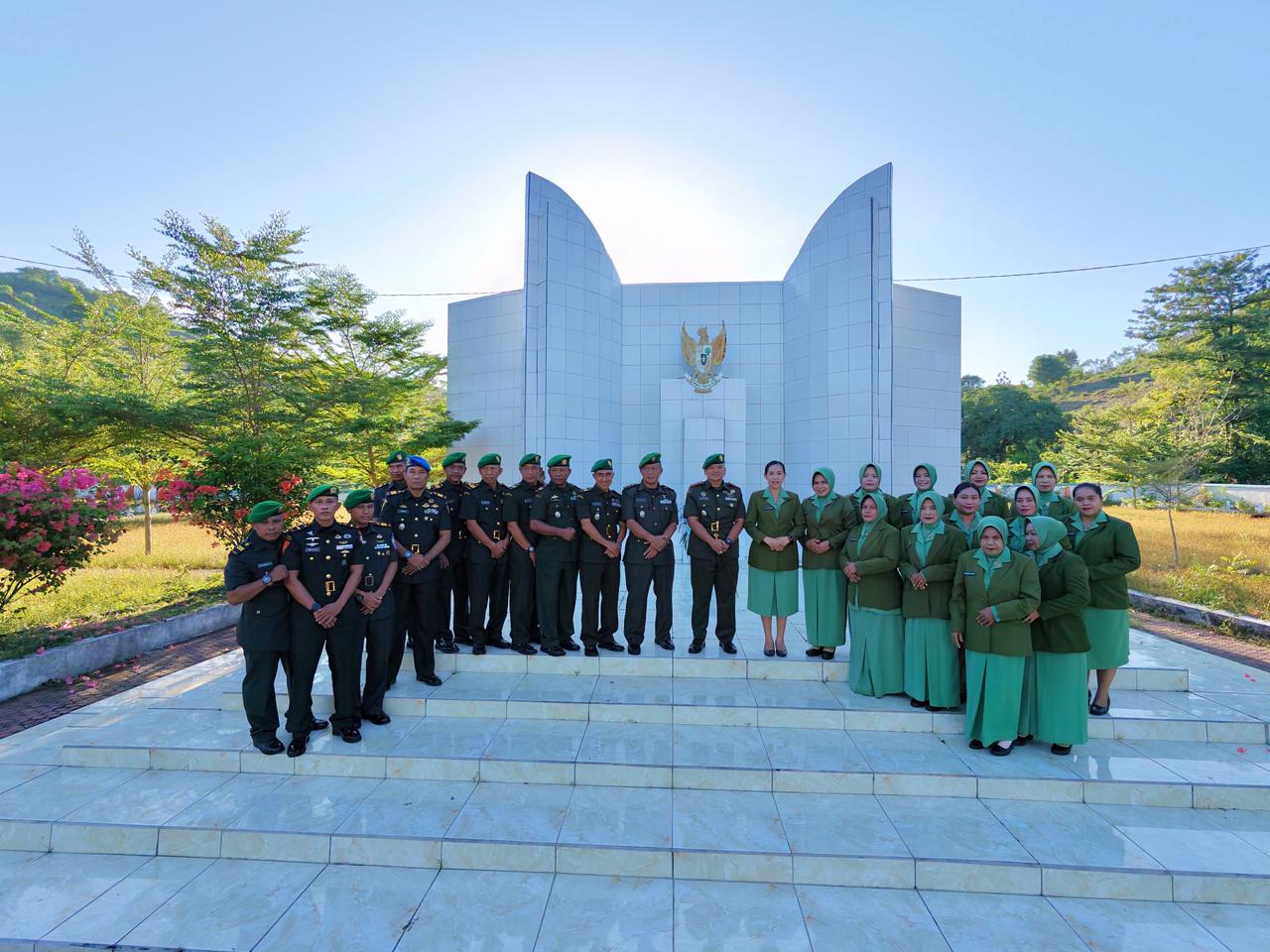 Dandim 1608/Bima Pimpin Ziarah Rombongan di TMP Palibelo