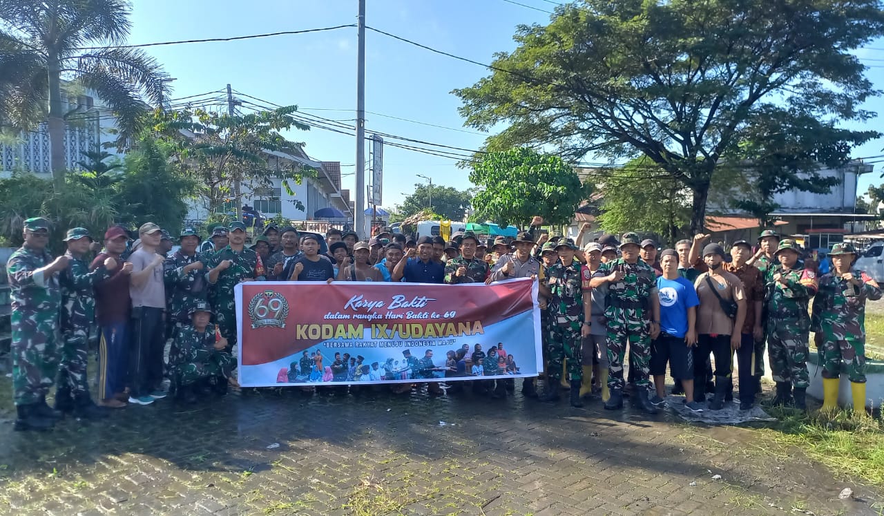 Sambut Hari Bhakti Ke-69 Kodam IX/Udayana, Kodim 1620/Loteng Gelar Pembersihan Pasar