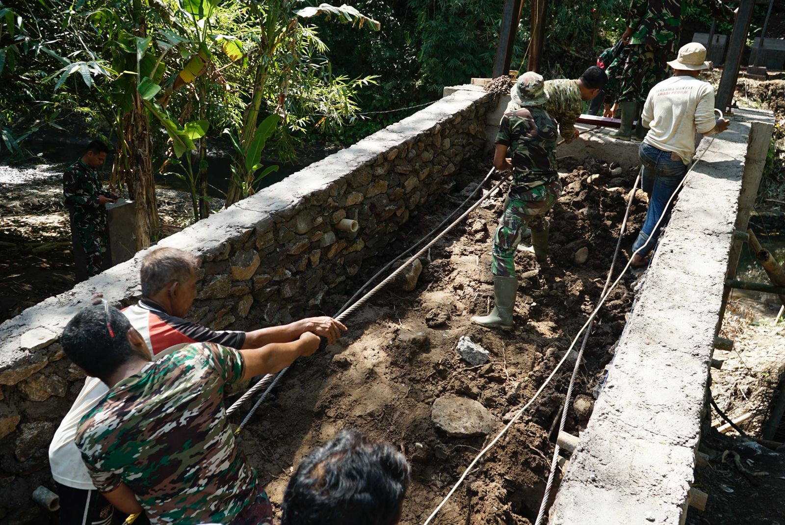 Berat Sama Dipikul: Aksi Kompak Kodim 1617/Jembrana dan Masyarakat Kebut Progres Jembatan hingga 60 Persen