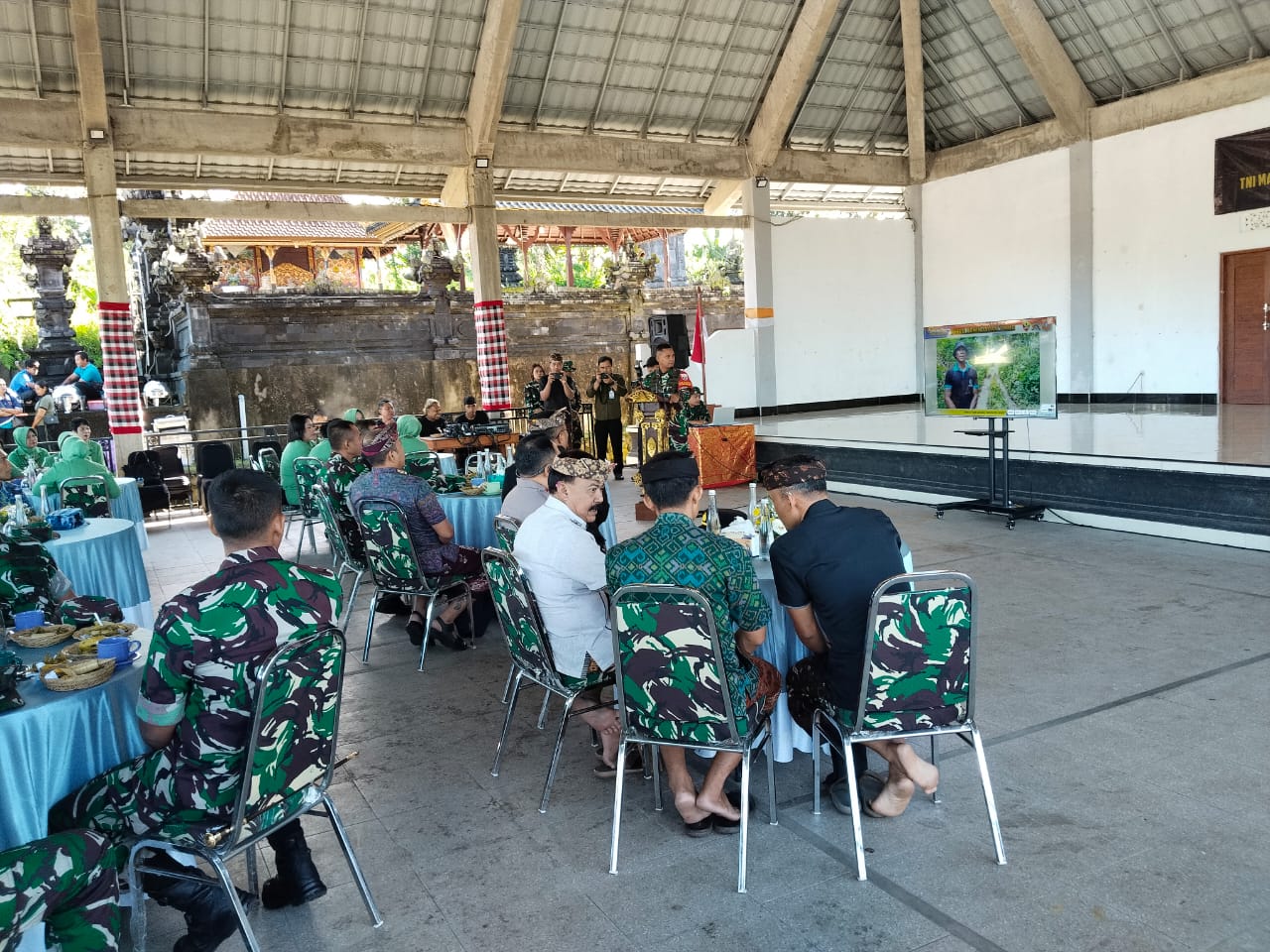 Kapoksahli Pangdam IX/Udayana menerima paparan kegiatan pelaksanaan TMMD dan meninjau langsung lokasi TMMD di Desa Pempatan.