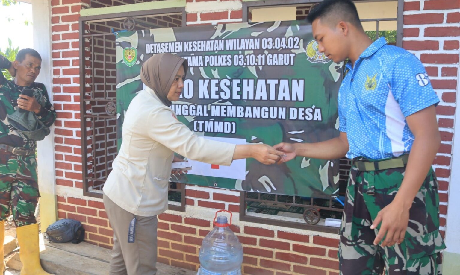 Jaga Kondisi Tubuh, Klinik Pratama Polkes 03.10.11 Garut Bagikan Vitamin Kepada Warga dan Satgas TMMD