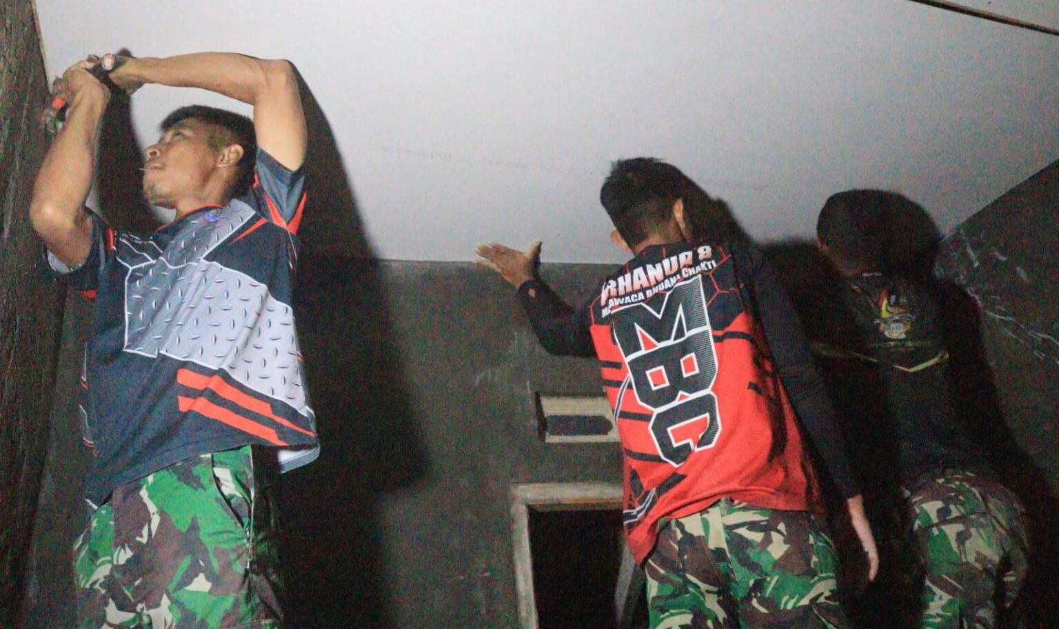 Tak Kenal Waktu, Anggota Satgas TMMD Ke-128 Kodim 0611/Garut Tetap Bekerja Keras Hingga Malam Hari