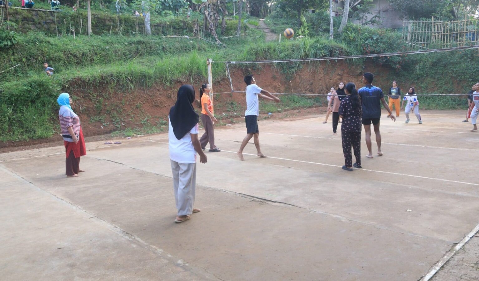 Di Sela Waktu Luang, Anggota Satgas TMMD Ke-128 Kodim 0611/Garut Hiburkan Diri dengan Bermain Volly Bersama Warga