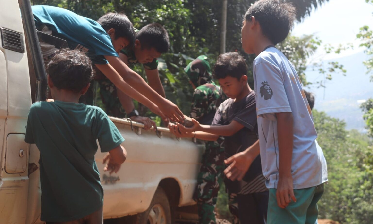 Libur Tanggal Merah, Anak-anak Sekolah dari Desa Cikadongdong Ikut Berperan Aktif