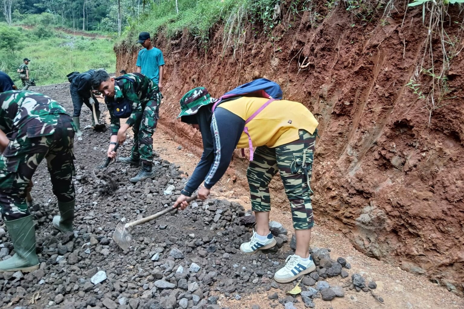 Perangkat Desa Mekarmulya, Turun Langsung Perkuat Pembangunan Jalan Penghubung Antar Desa